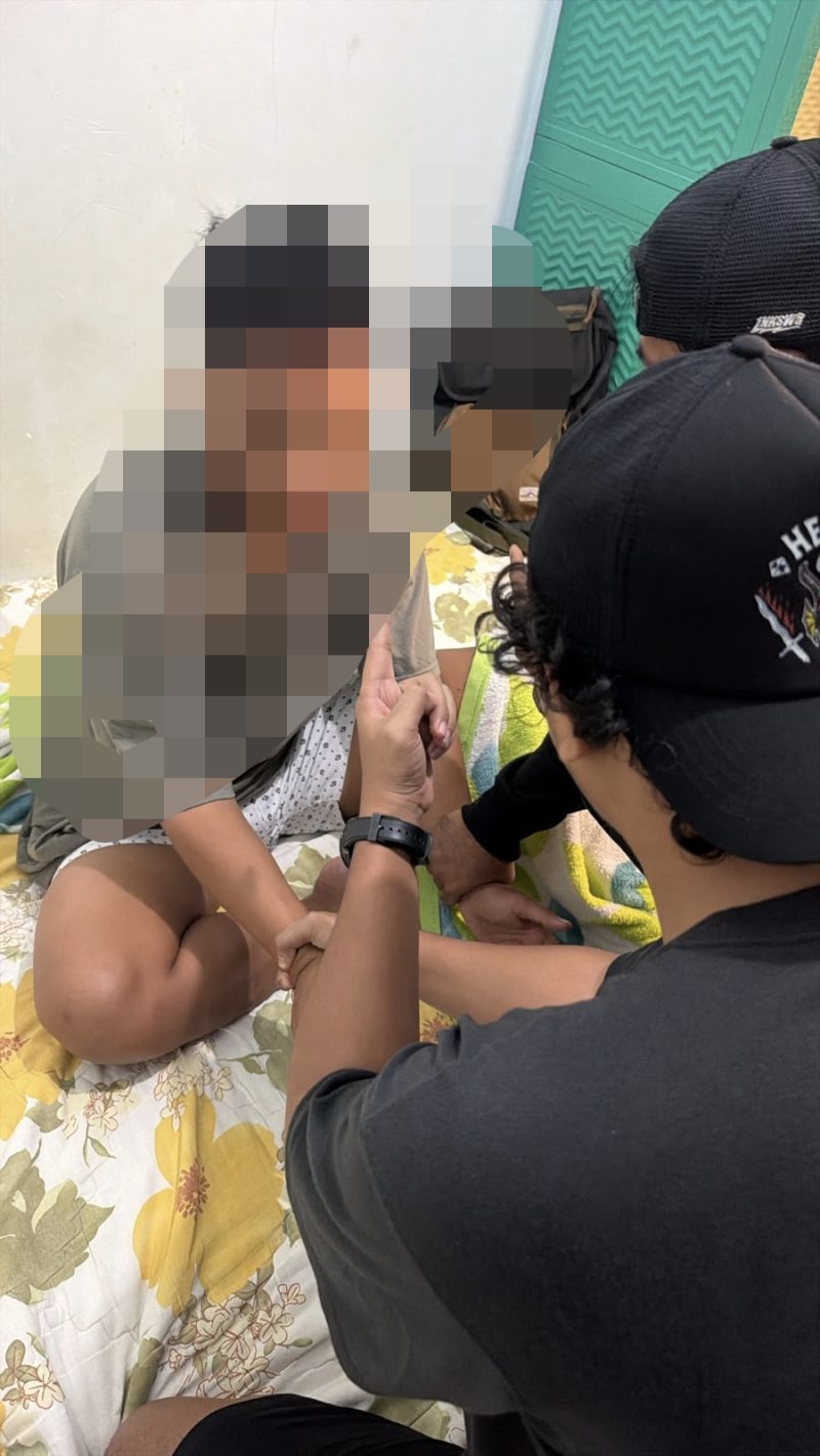 Penemuan jasad seorang wanita di salah satu kamar hotel di Kota Padang, Jumat (9/10/2026) malam, berujung pada penangkapan seorang pria yang diduga sebagai pelaku pembunuhan.